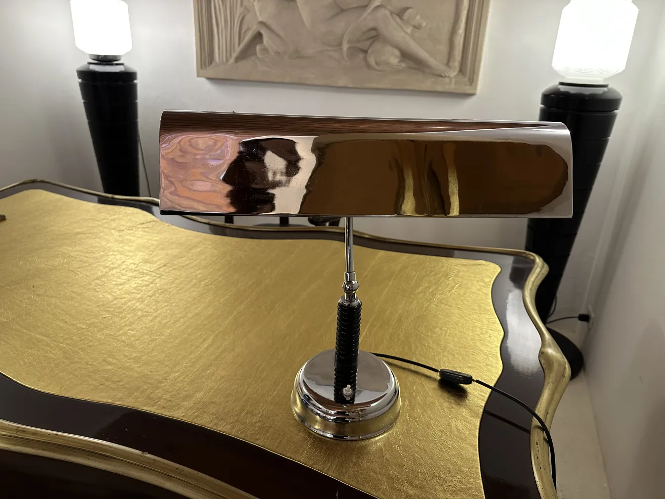 Luminária de mesa antiga com design elegante e brilhante, iluminando um ambiente clássico.