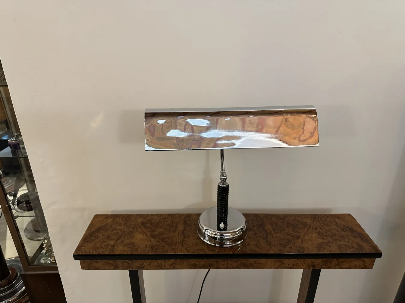 lampada de mesa antiga com design classico em uma mesa de madeira