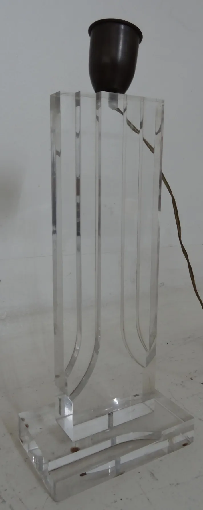 luminária de mesa antiga com base transparente e fio visível