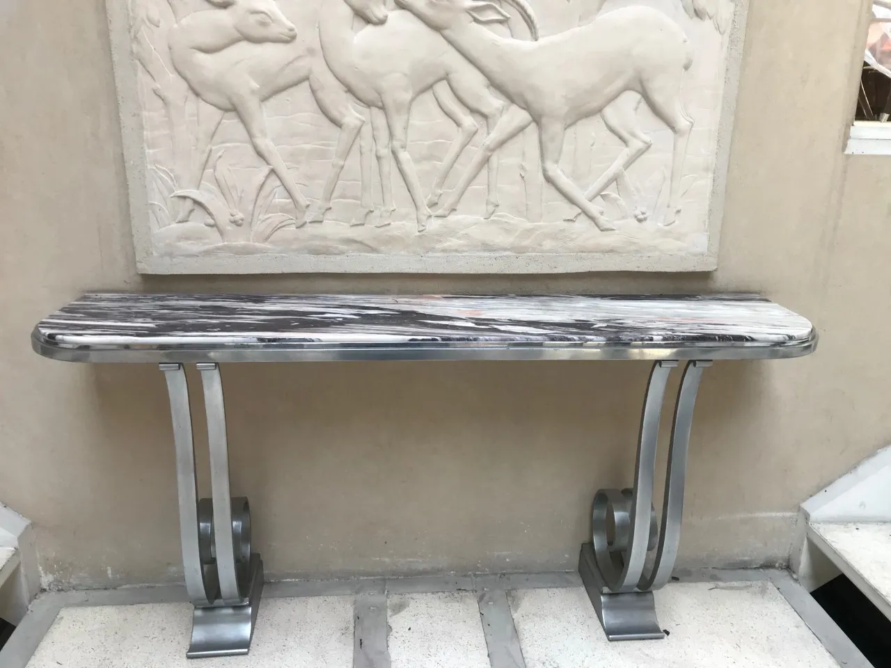 Antique console Montagnac Pierre with an elegant design in a decorative setting.