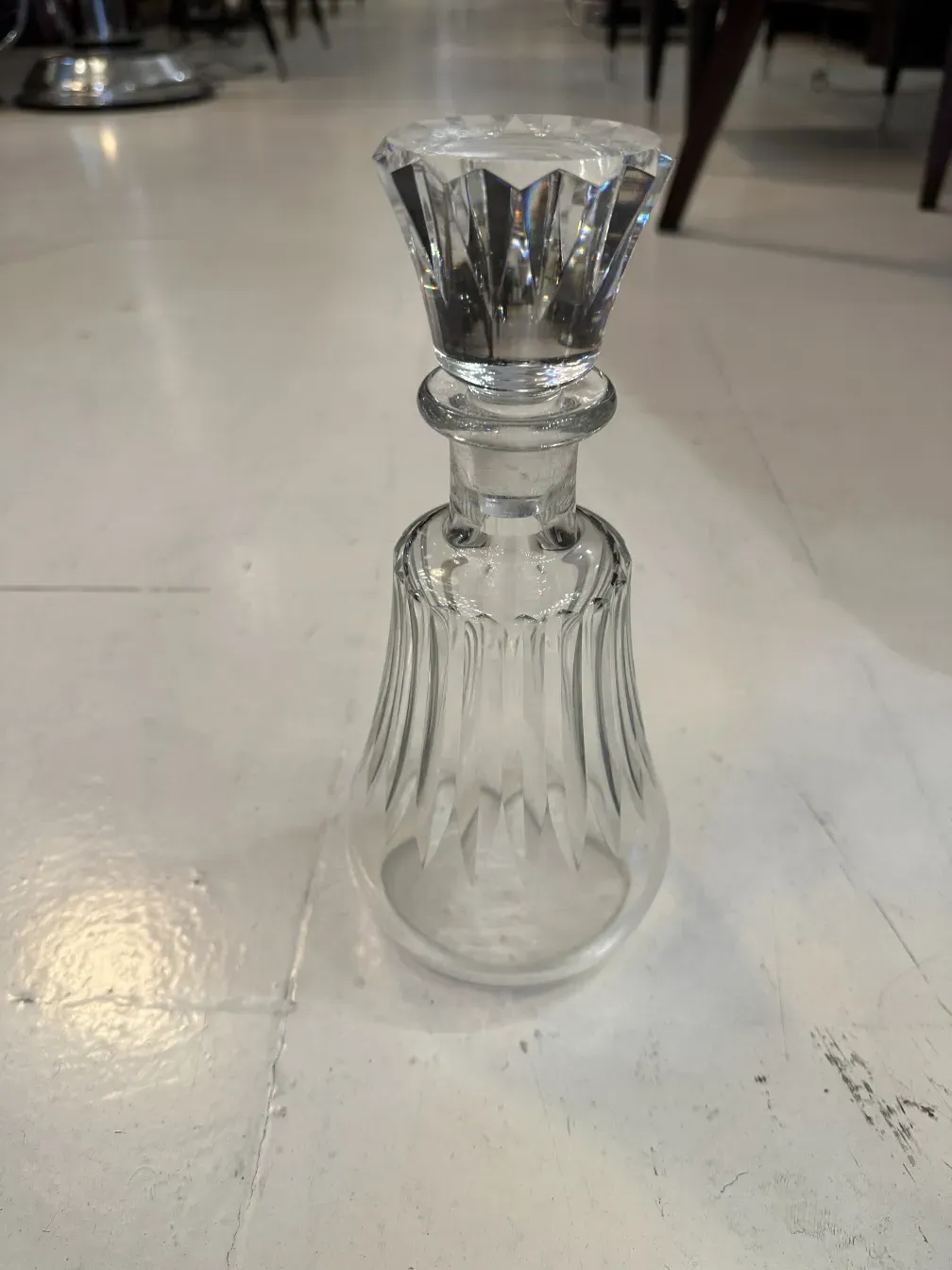 Античная стеклянная бутылка с деталями на крышке и основании, нейтральный фон