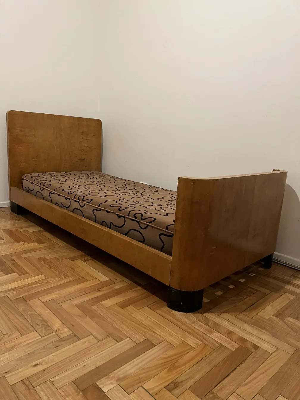 Antique bed with minimalistic design and base
