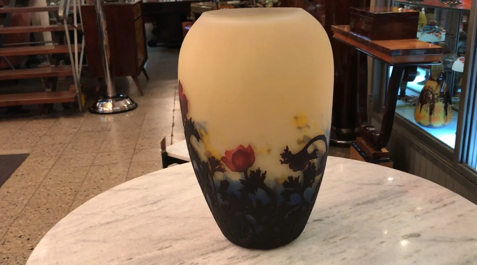 vaso de vidro assinado muller freres com decoração floral