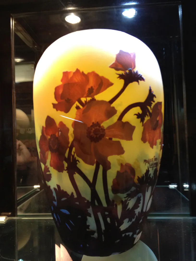 Vaso antigo decorado com flores, assinado por Muller Fres