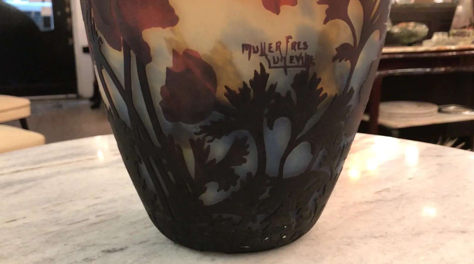 vidro antigo com flores da muller fres, assinado