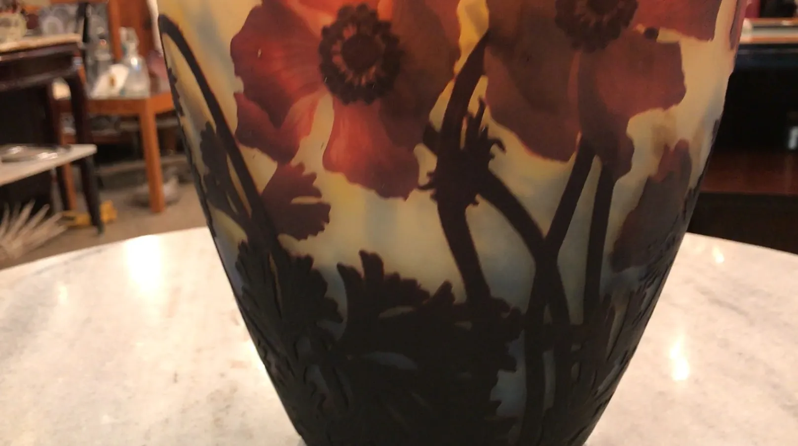 Antigo vidro assinado Muller Fres com padrão floral colorido.