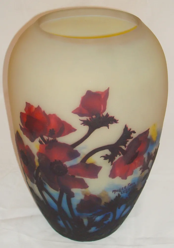 Vaso antigo com flores em relevo e assinatura Muller Freres