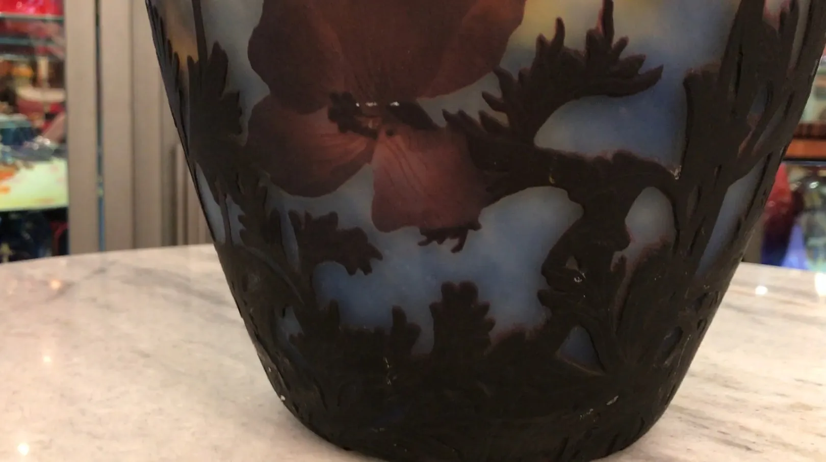 Vidro assinado Muller Fres com decoração floral e colorida