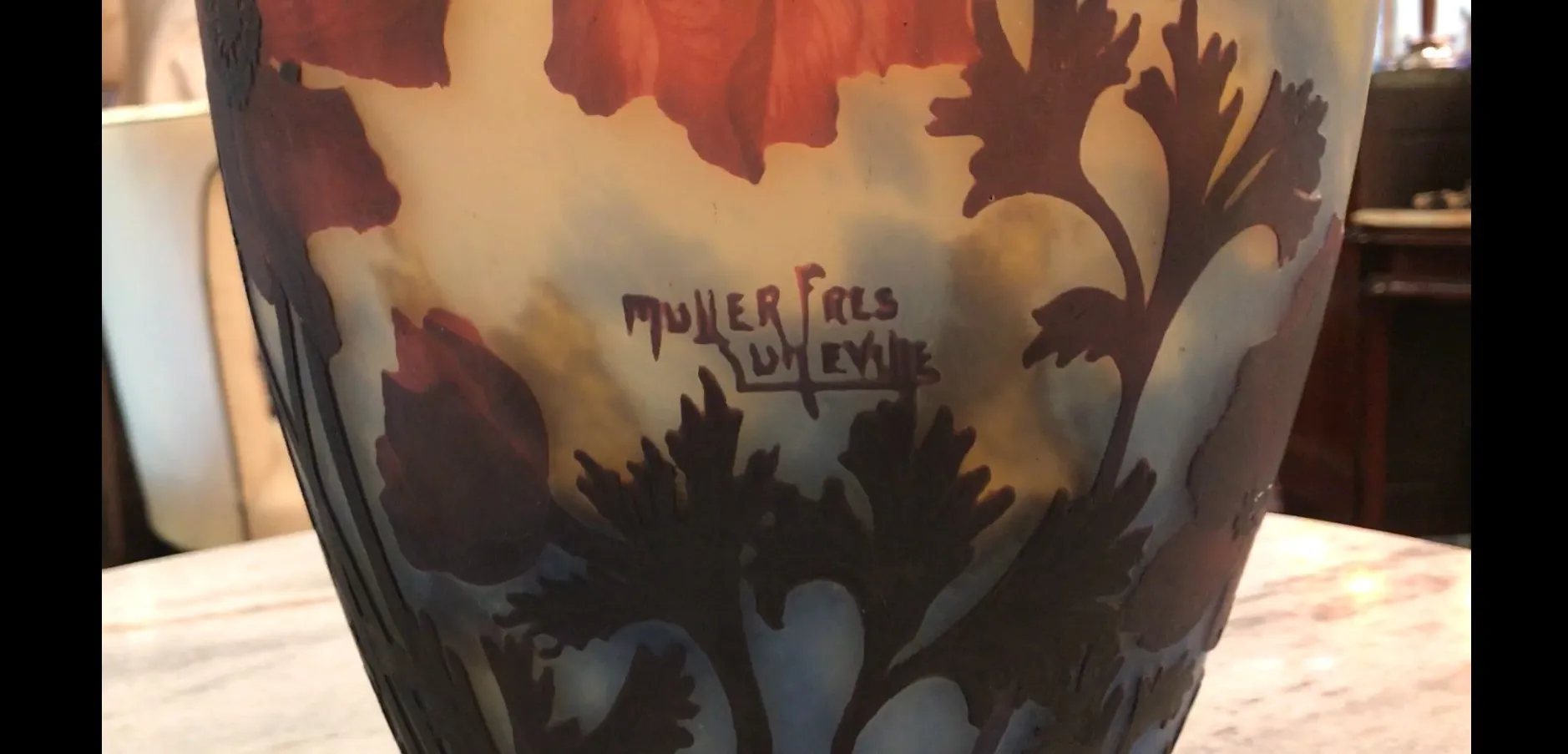 Vidro antigo assinado por Muller Fres, com desenhos florais.