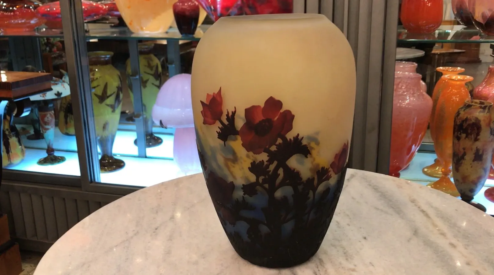 Deslumbrante vidro antigo com decoração floral, assinado Muller Fres, ambiente elegante.