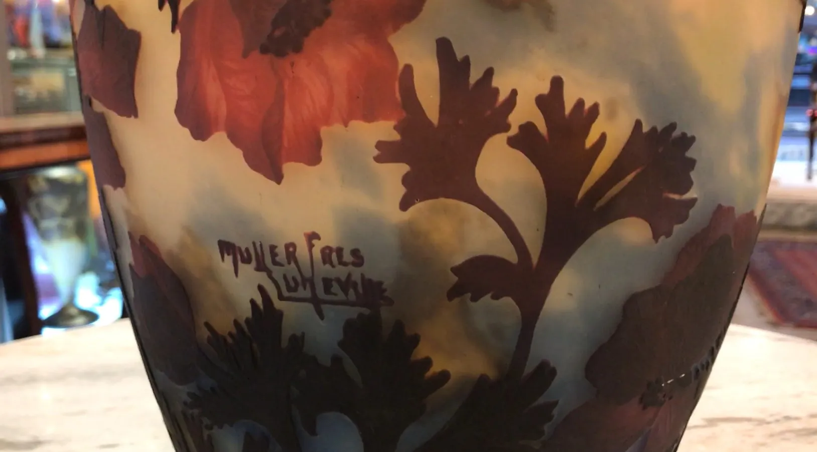 Vidro antigo com assinatura visível de Muller Fres, decorado com flores