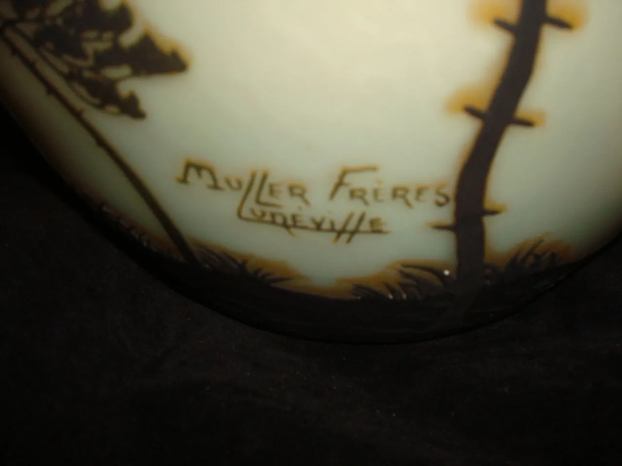 Vidro antigo assinado Muller Fres com desenho floral escuro.