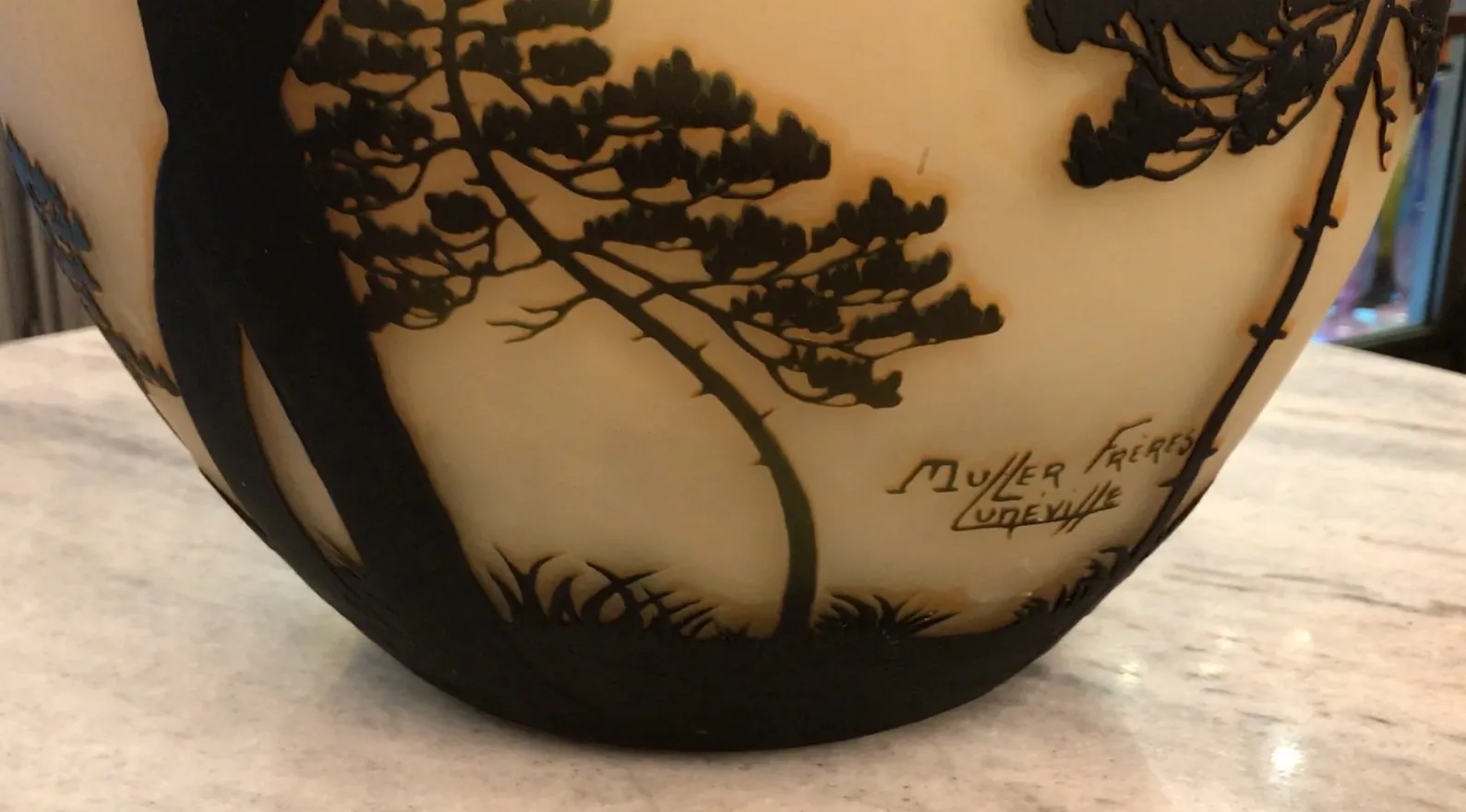 Vidro antigo com design de paisagem e assinatura de Muller Freres