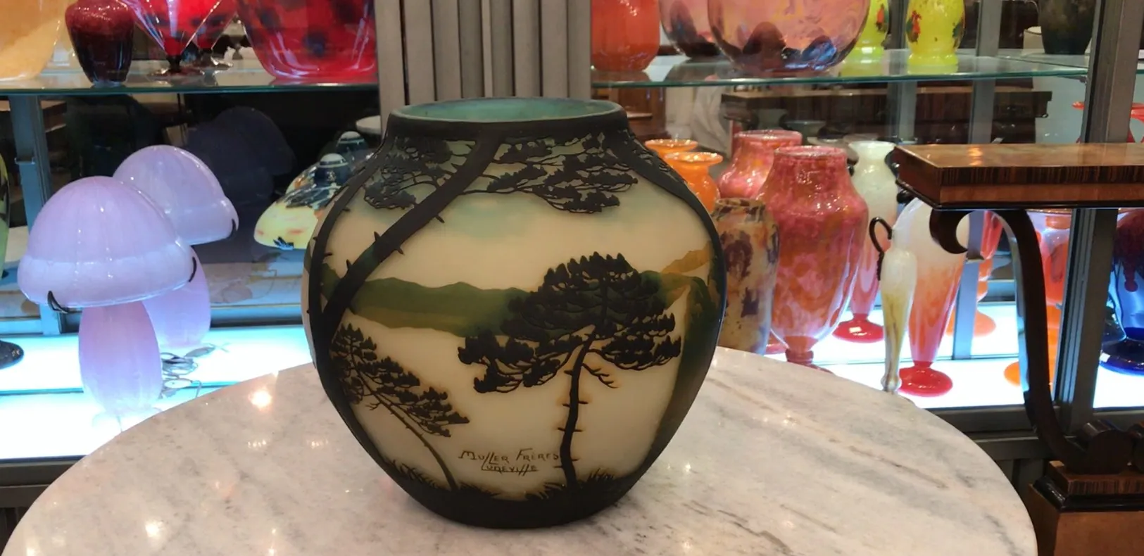 vaso antigo com paisagem e árvores, assinada Muller Fres