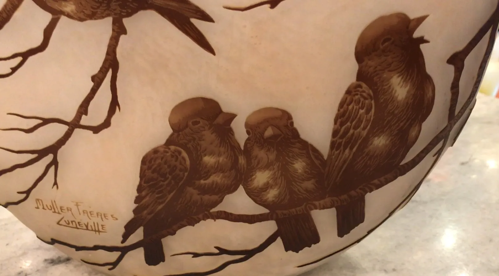 Vidro antigo com detalhes de pássaros e galhos, assinado por Muller Freres.