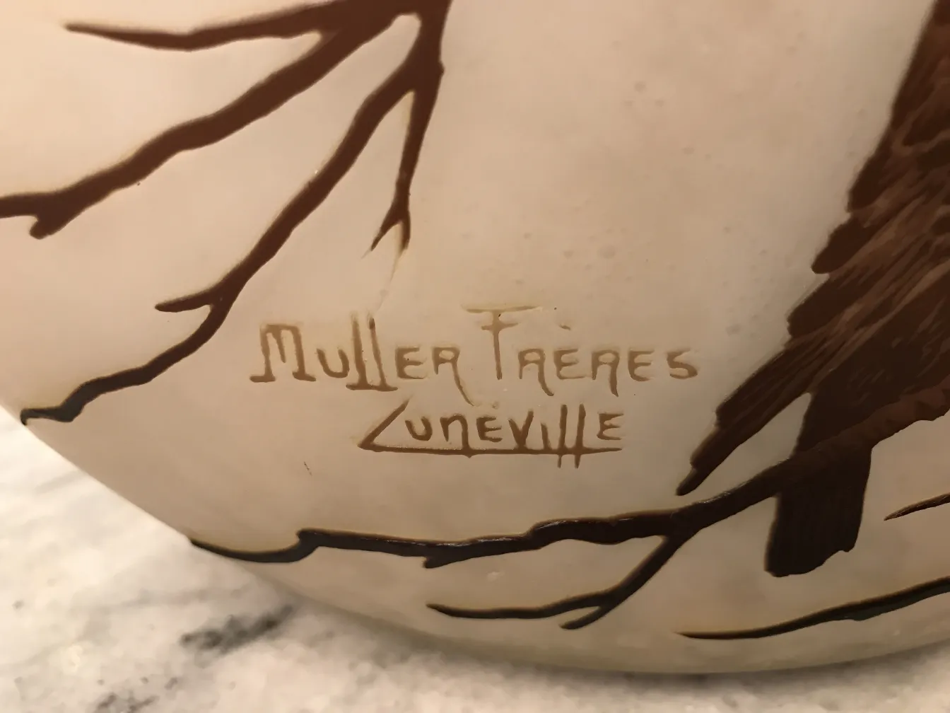 Vidro antigo assinado por Muller Freres, com detalhes visuais