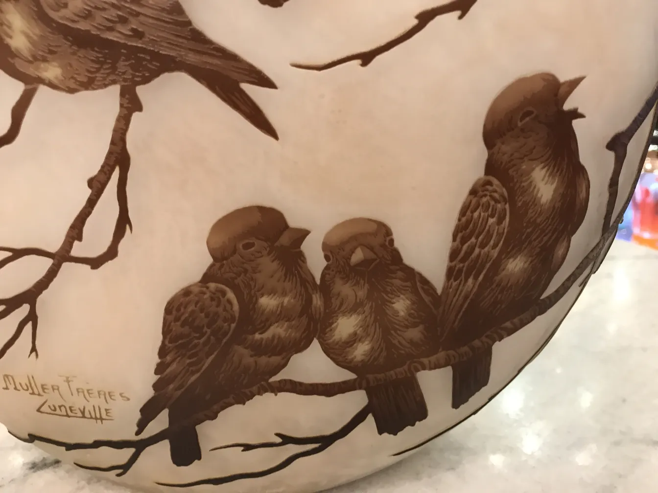 Vidro antigo assinado por Muller Fres com aves no design.