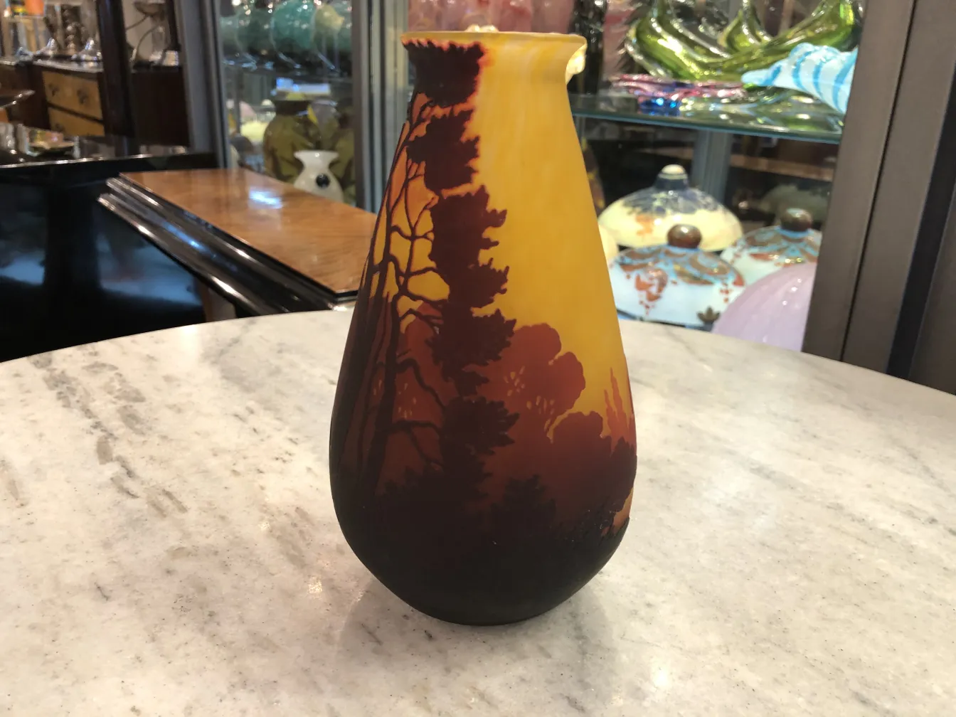 vaso de vidro assinado com paisagens de muller fres, fundo de antiguidades
