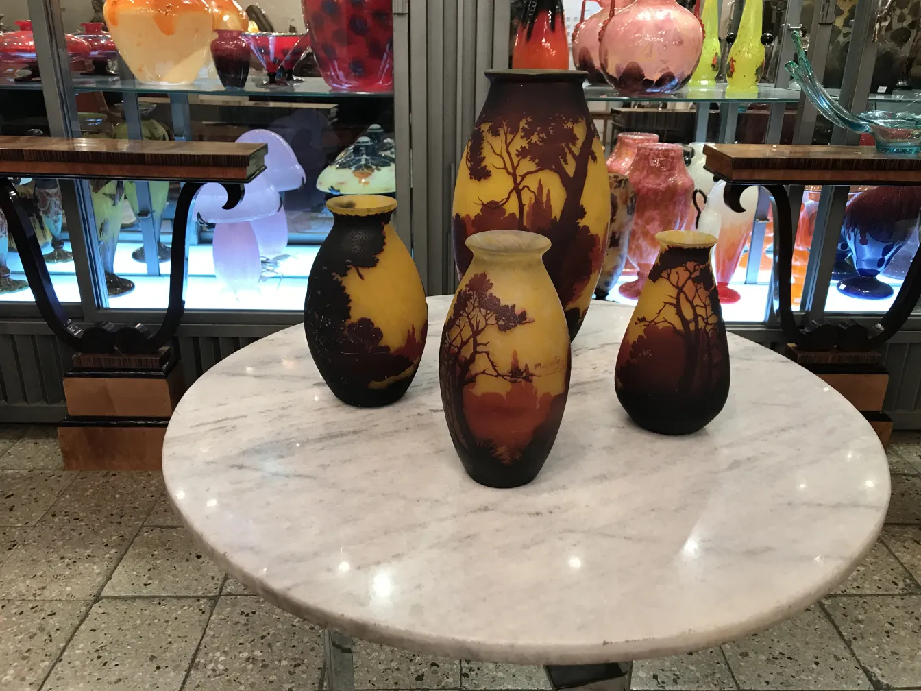 Conjunto de vasos antigos em uma mesa de mármore com designs coloridos