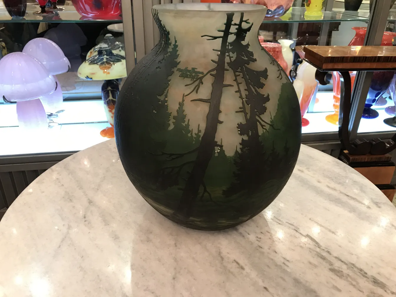 vase antigo decorado com paisagens naturais em cores escuras
