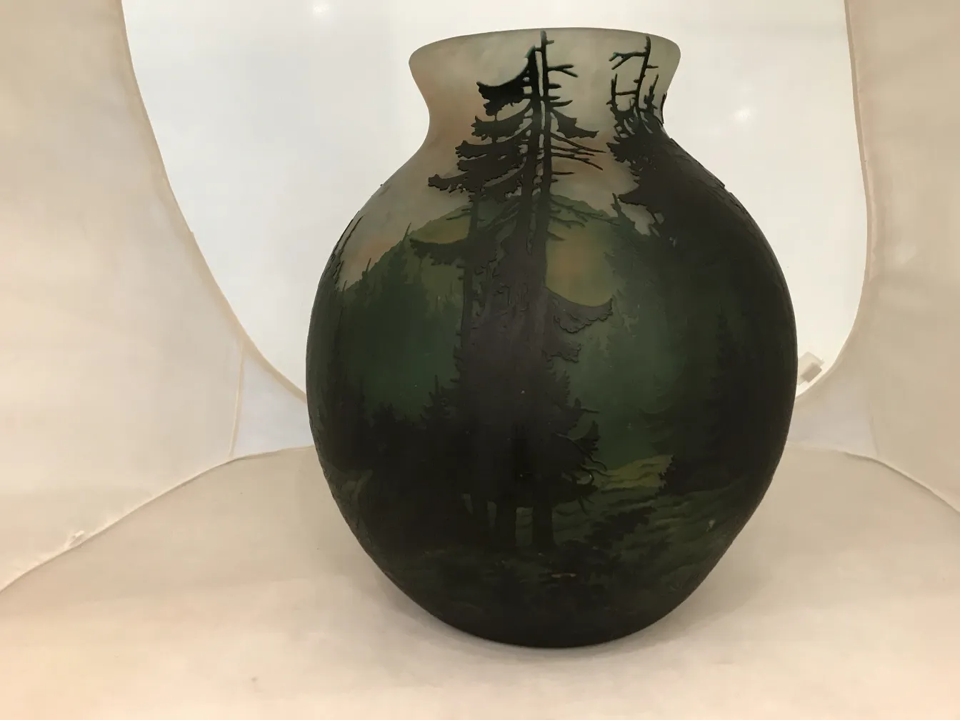 Vaso antigo com paisagens verdes de árvores, assinado por Muller Fres.
