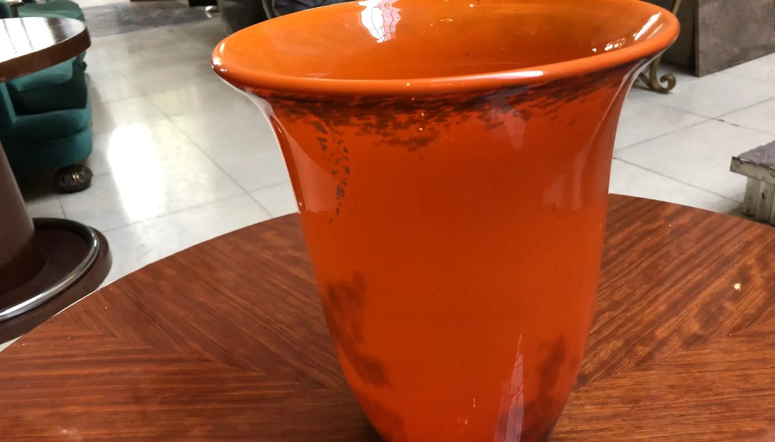 Vaso antigo laranja com assinatura Muller Freres em um ambiente elegante.