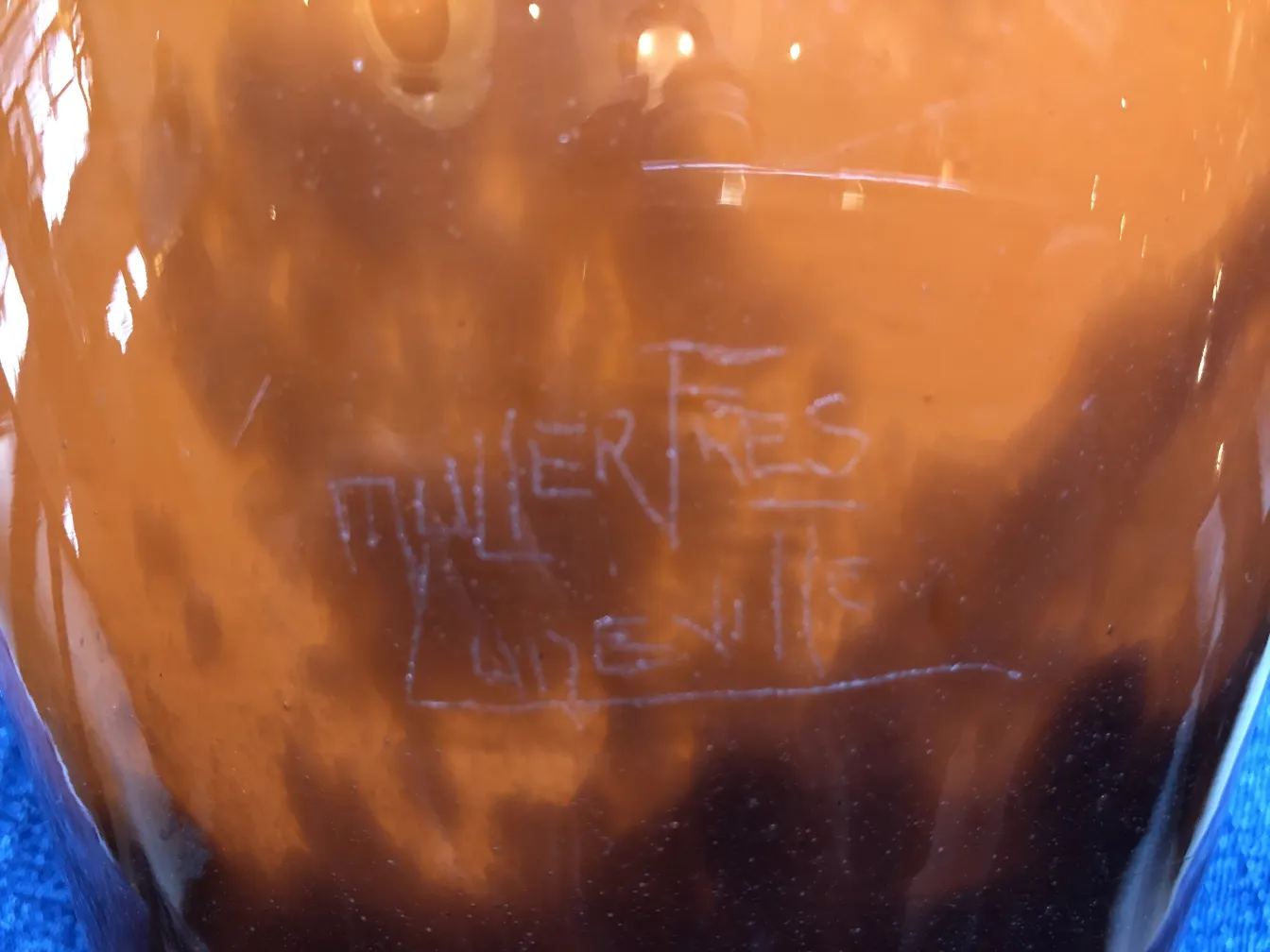 Vidro assinado de Muller Fres em fundo quente, qualidade antiga