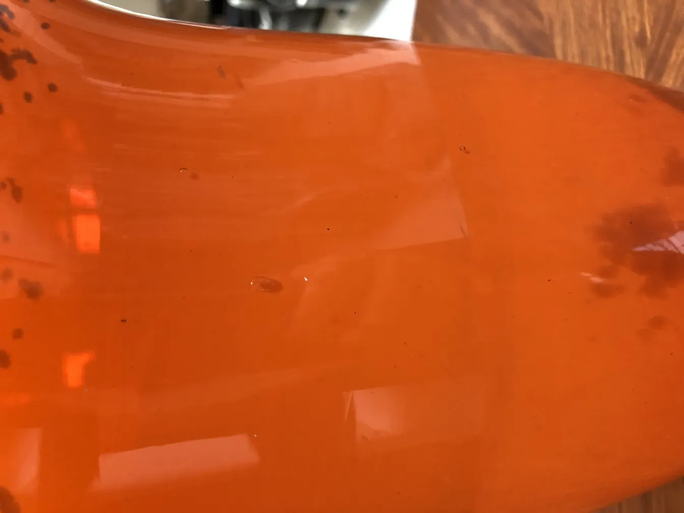 Vidro assinado antigo por Muller Fres em um ambiente decorativo.