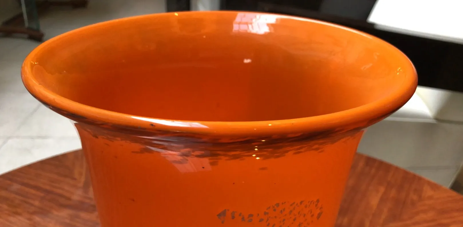 vaso de cerâmica laranja antigo com detalhes