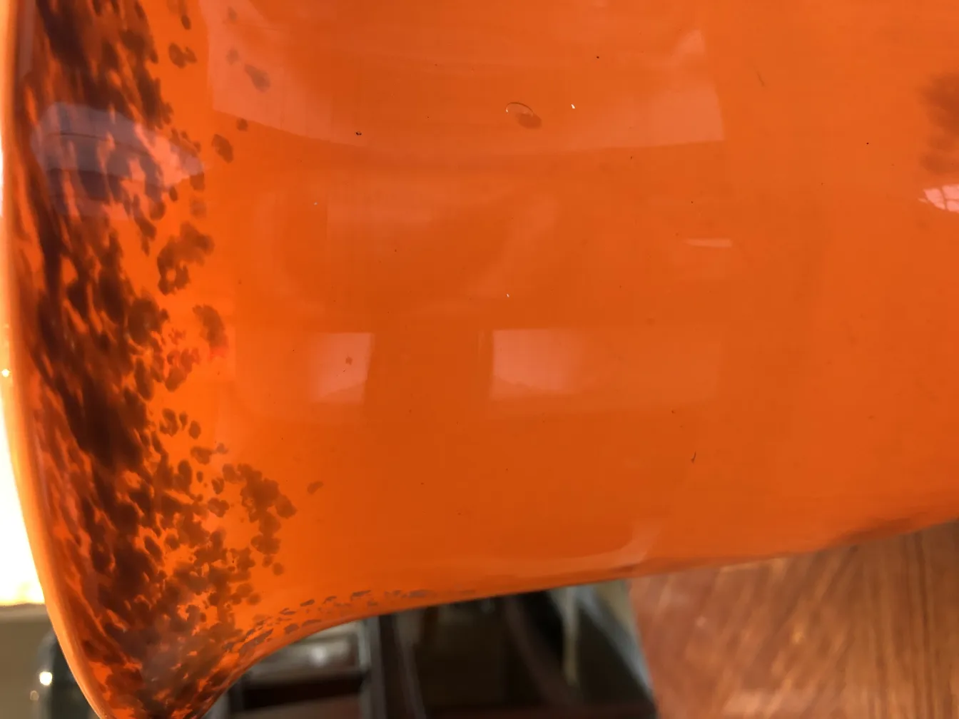 Vidro assinado Muller Fres em laranja vibrante com aparência antiga.