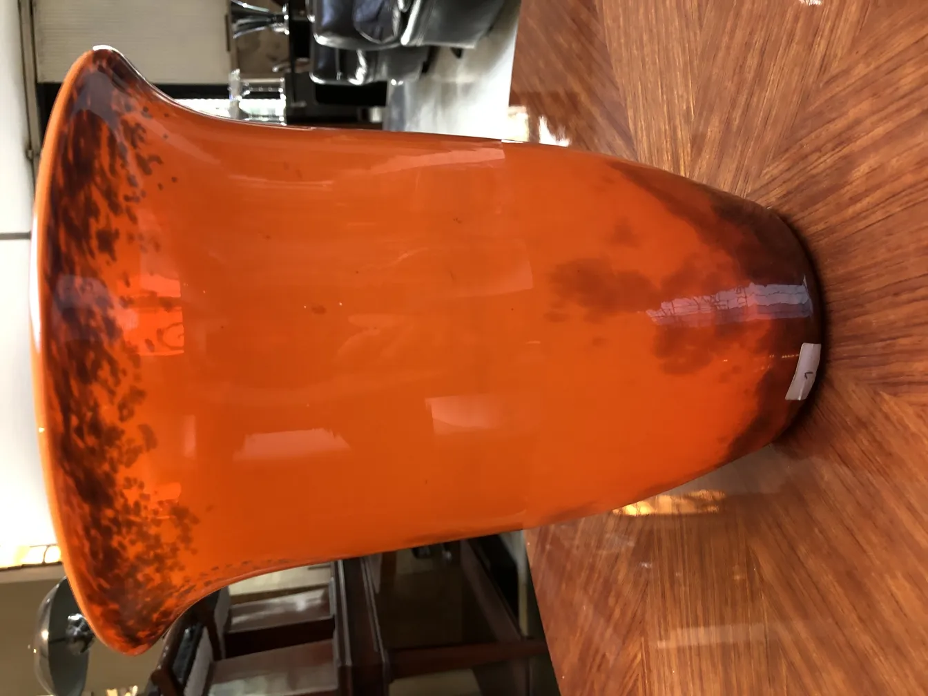 vaso de vidro antigo assinado Muller Fres em laranja brilhante, com detalhes sutis