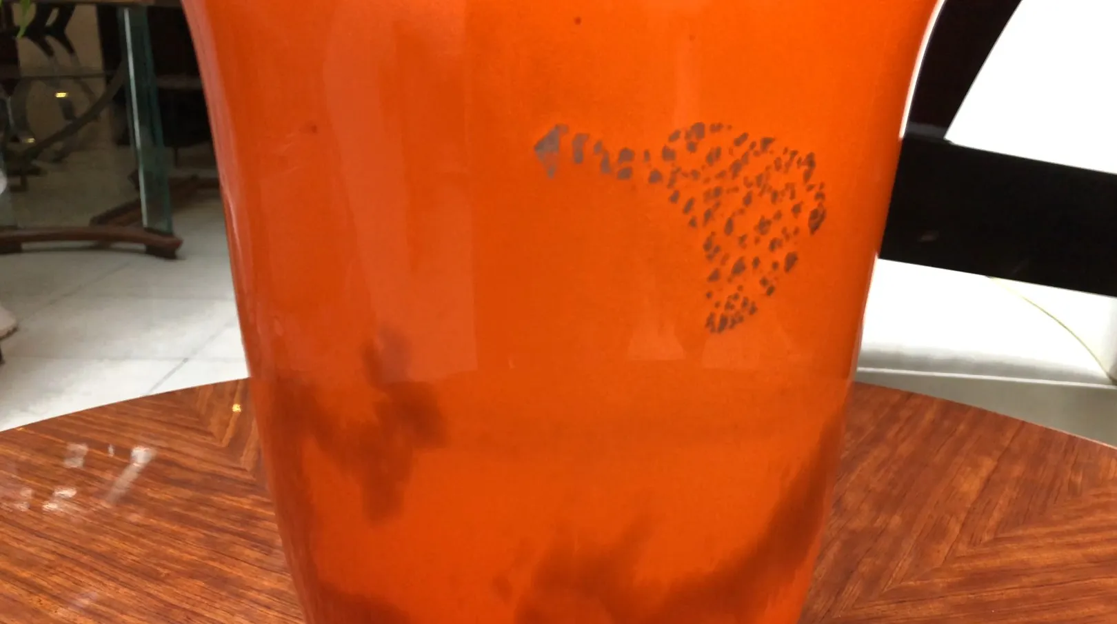 Vidro antigo assinado, cor laranja e design distinto Muller Fres