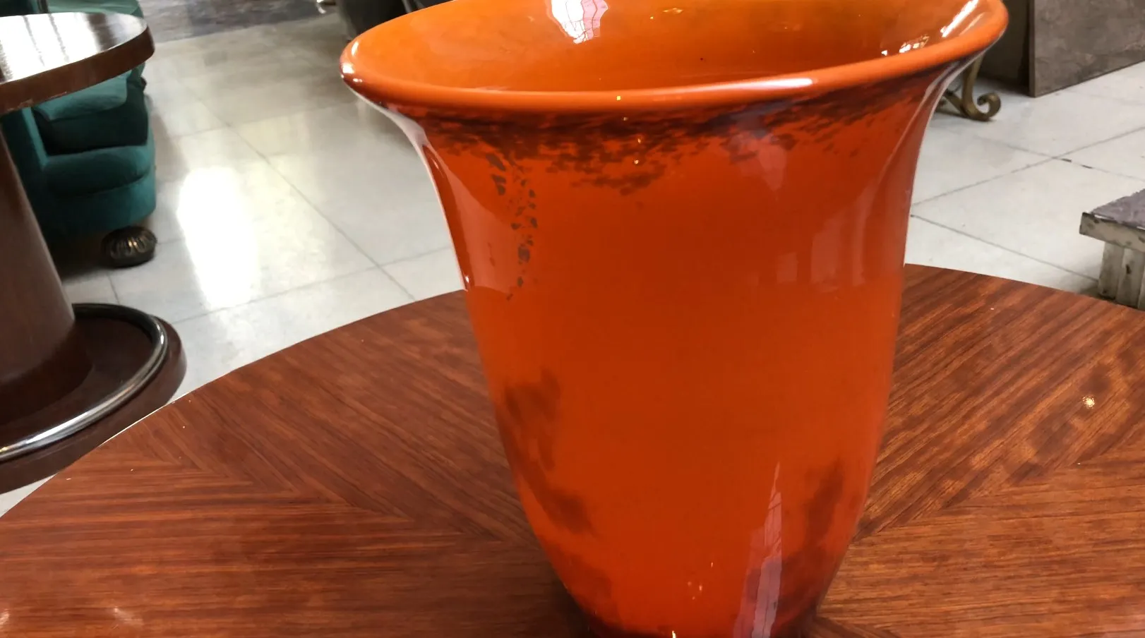 Vaso antigo de vidro assinado Muller Fres, cor laranja, exposto em um ambiente decorativo
