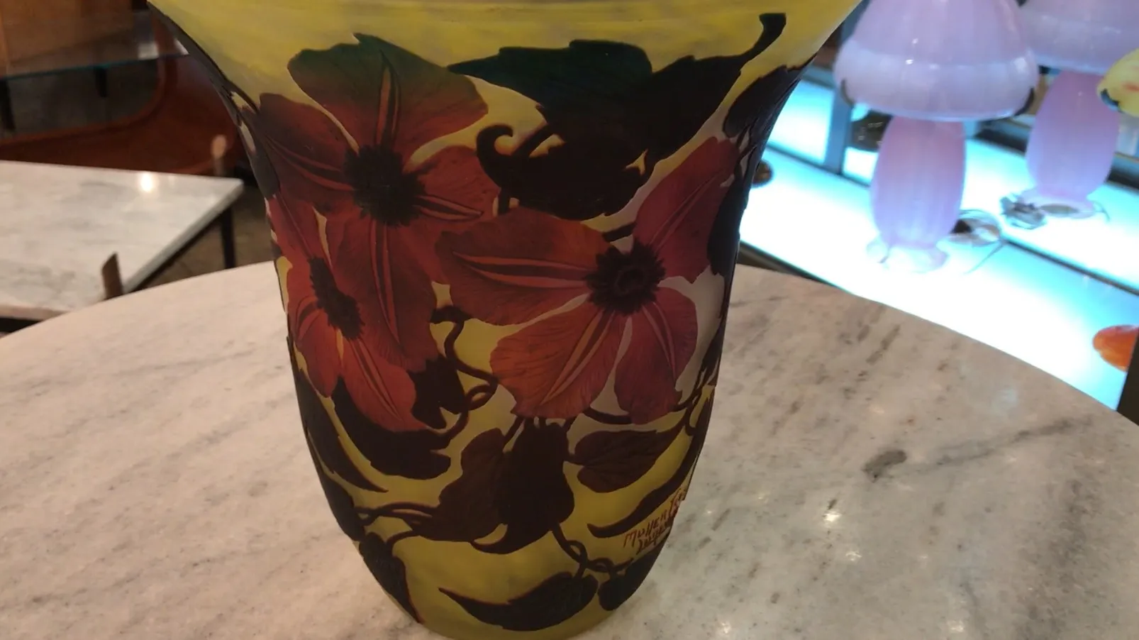 Vidro assinado com design floral escuro, Muller Fres, ambiente de antiguidade.