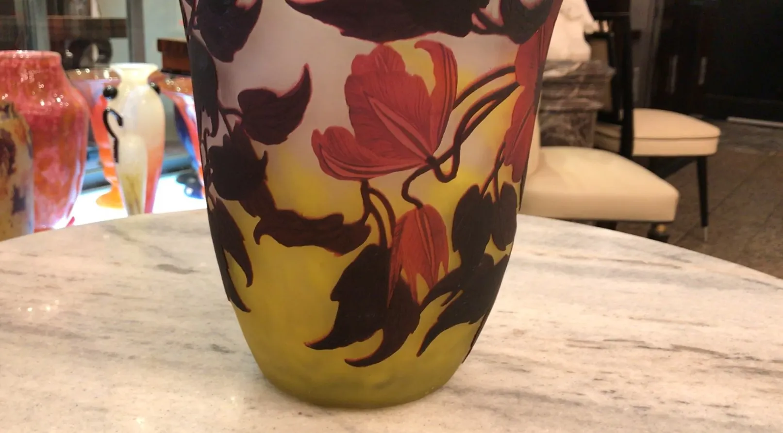 vidro antigo assinado Muller Fres com flores decorativas em vermelho e preto