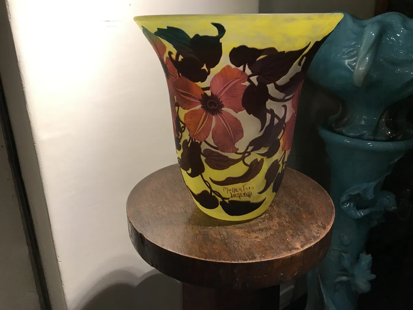 antigo vidro assinado Muller Fres com design floral