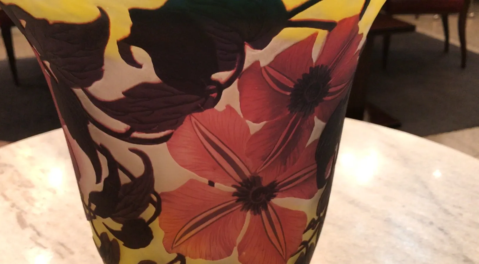 Vidro assinado Muller Fres com design floral colorido