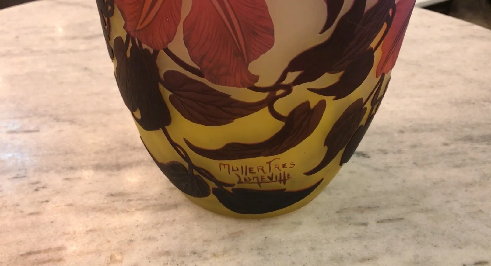 Vaso de vidro antigo com design de folhas, assinado Muller Fres.