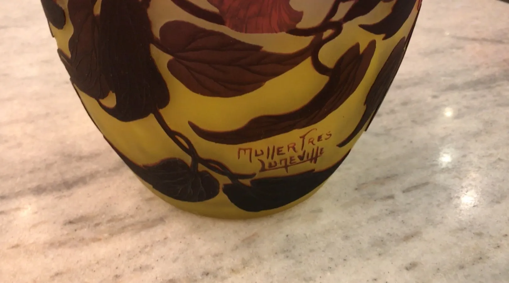 Vidro antigo assinado por Muller Fres com design floral, fundo amarelo