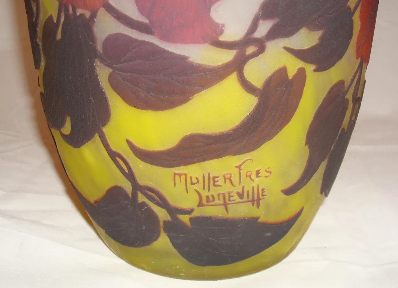 Vidro assinado Muller Fres com desenhos florais, antiguidade decorativa.