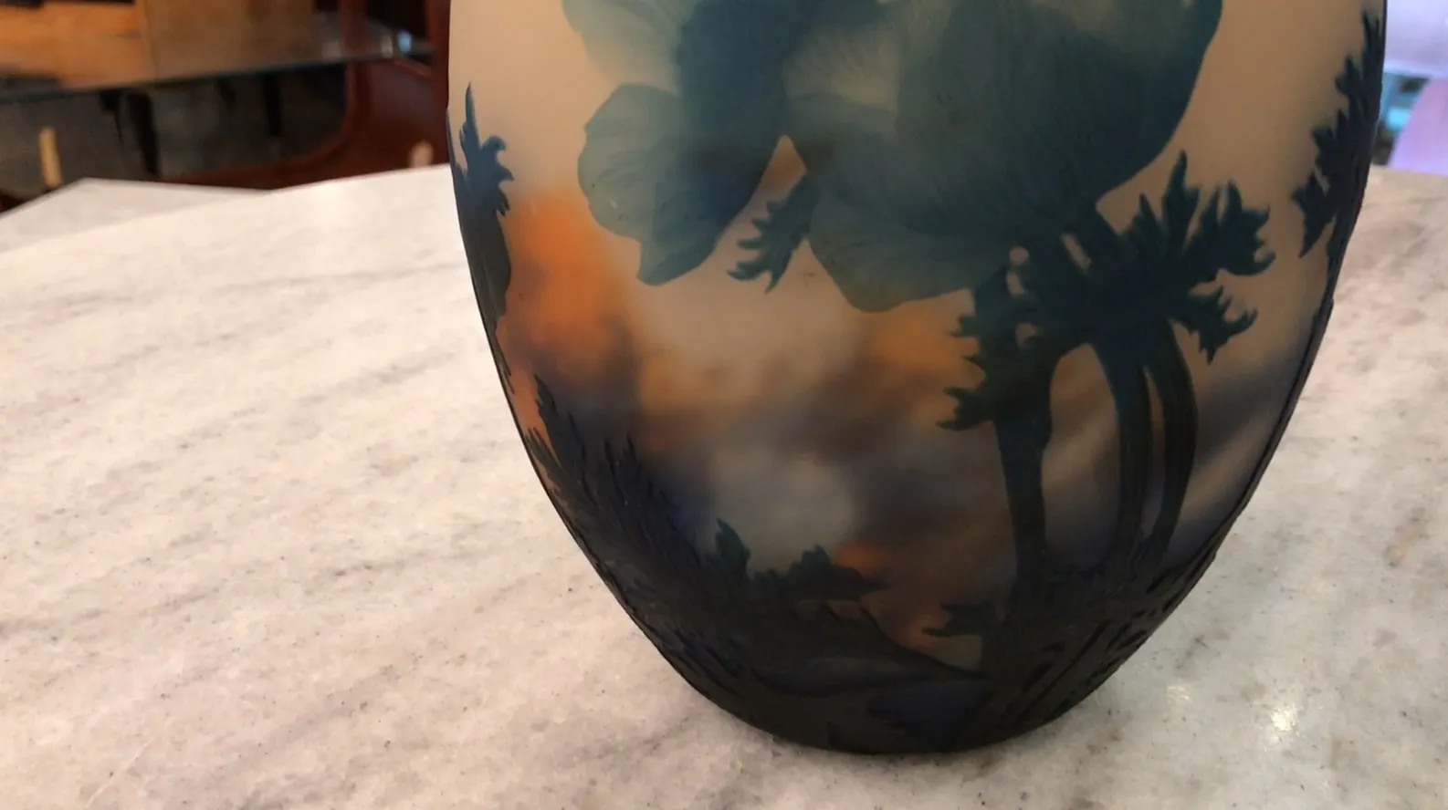 Vidro assinado Muller Fres com desenhos florais em tons de azul