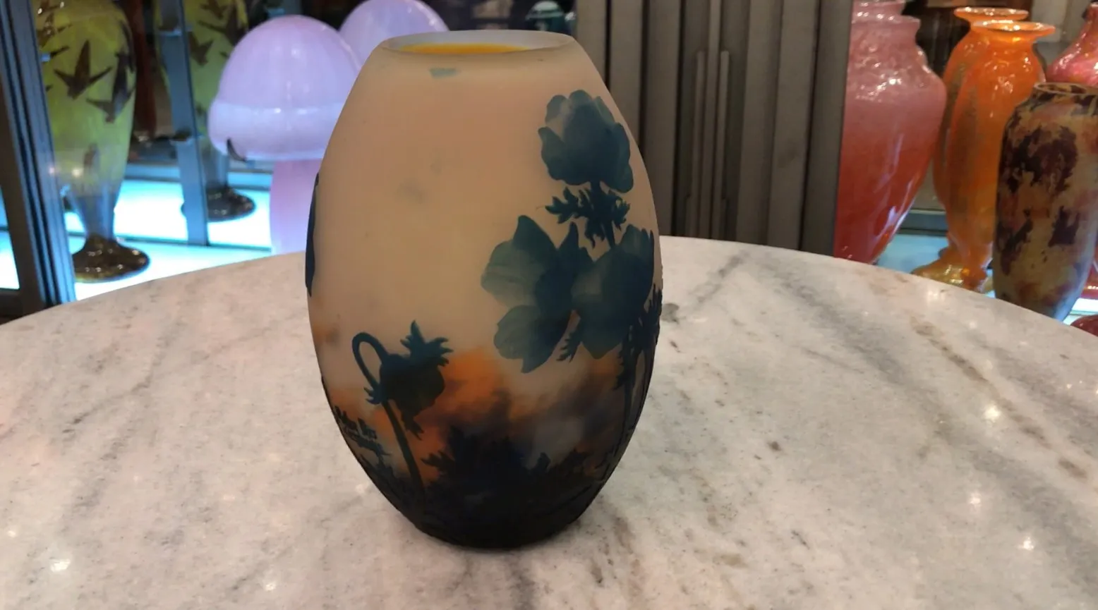 Vidro assinado bonito de Muller Freres com flores decorativas ao fundo