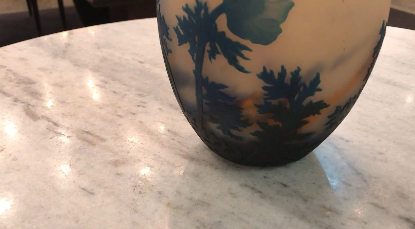 Vidro assinado Muller Fres com design de natureza, detalhes azuis, ambiente quente