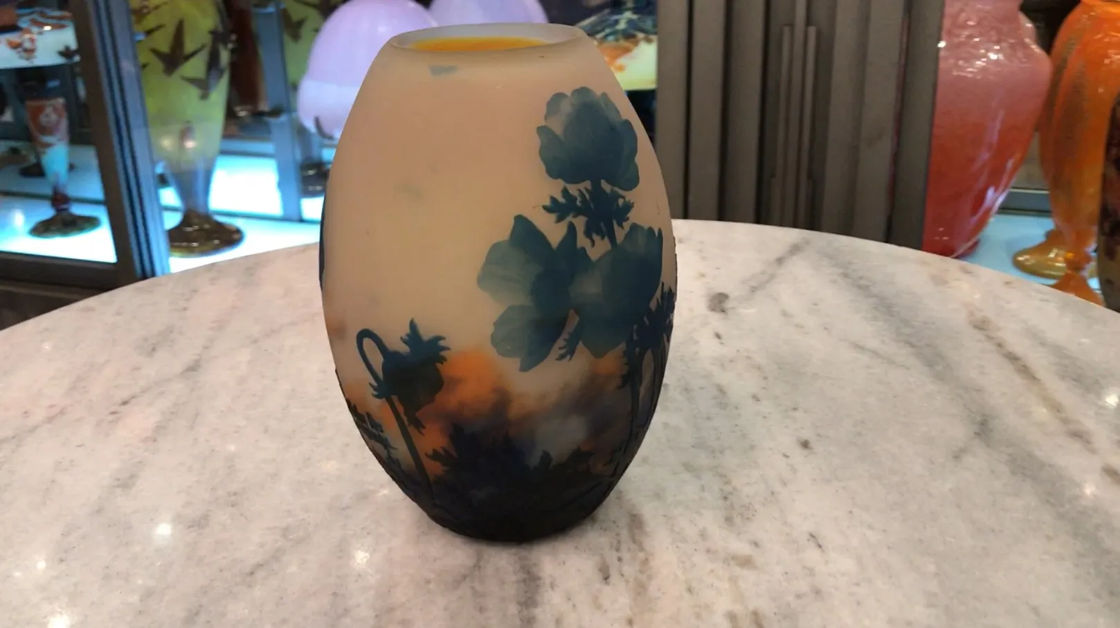 Vaso de vidro antigo com flores azuis em um ambiente elegante