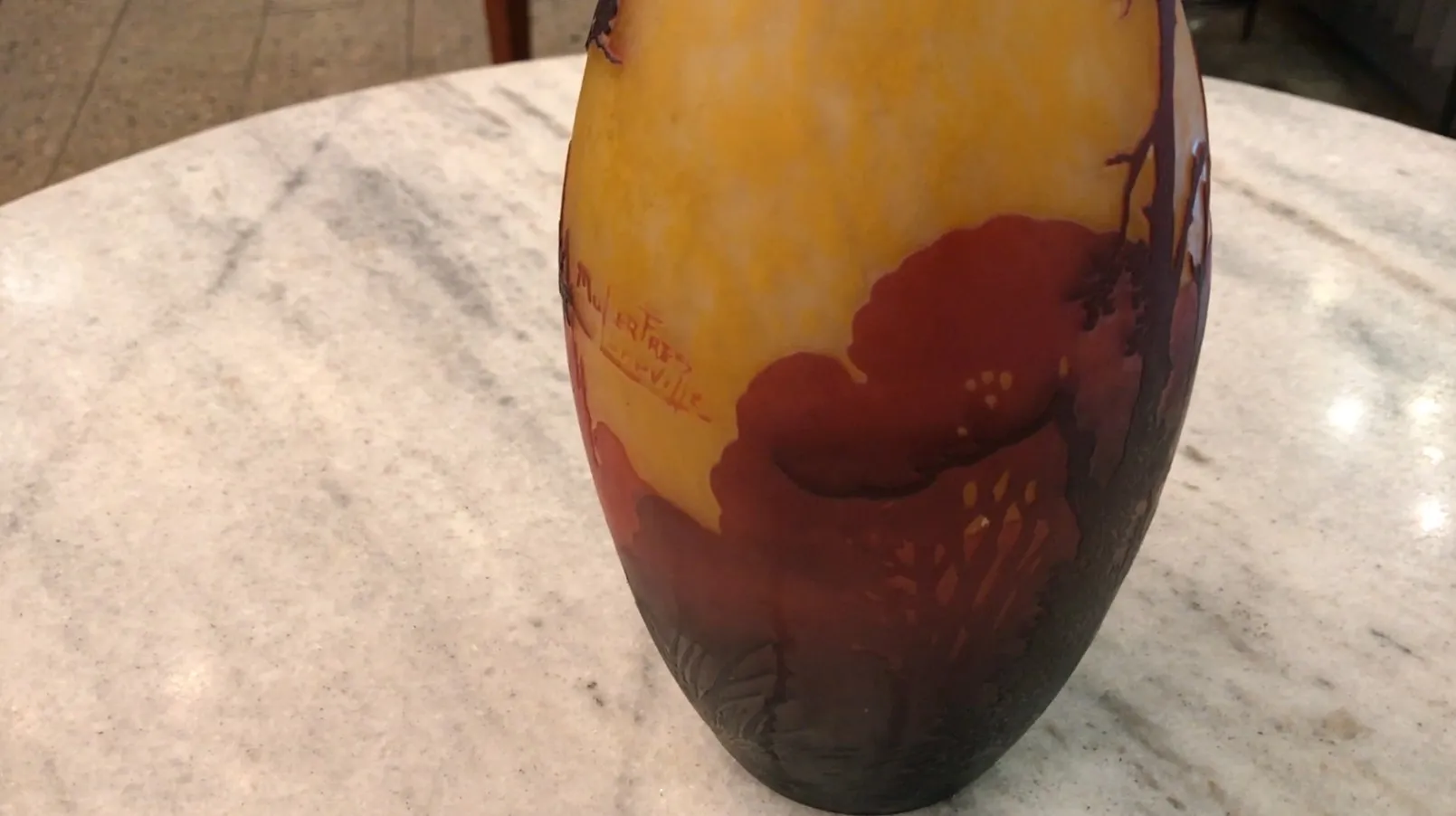 vidro com assinatura de Muller Fres em fundo colorido, antigo