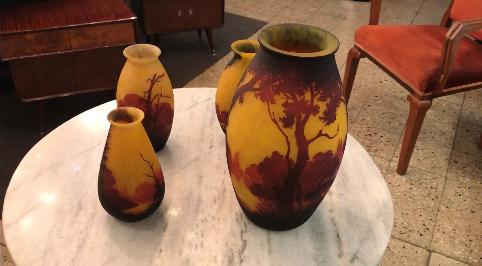 Vasos antigos com design de paisagens, assinado Muller Fres.