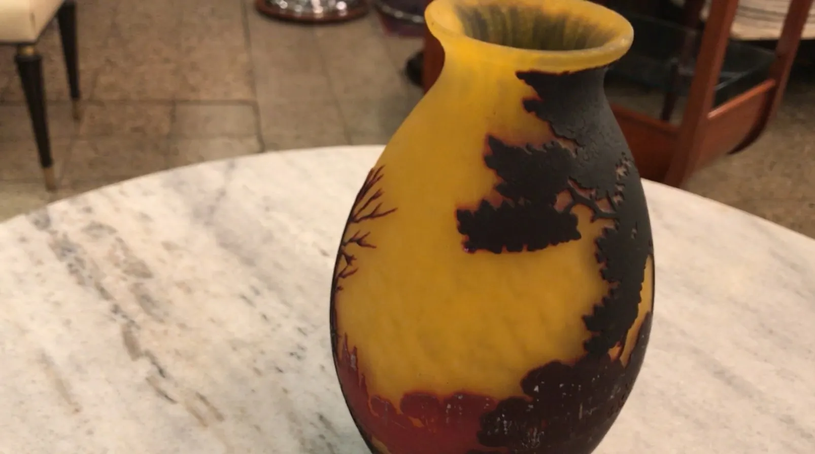 Vaso com assinatura, tons amarelos e escuros