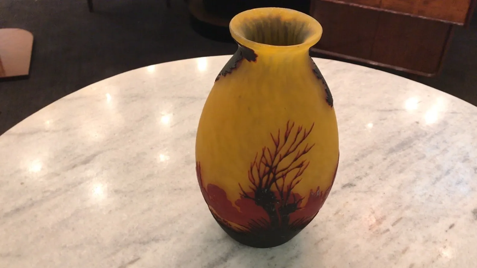 vaso vintage de vidro com assinatura Muller Freres sobre mesa