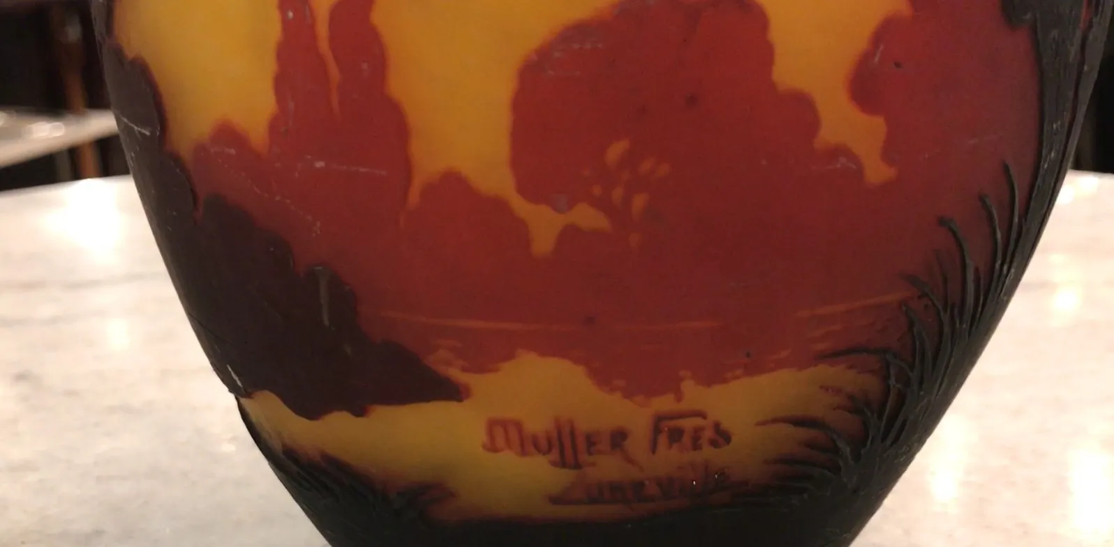 Vidro assinado de Muller Fres com detalhes em vermelho e amarelo, antiguidade.
