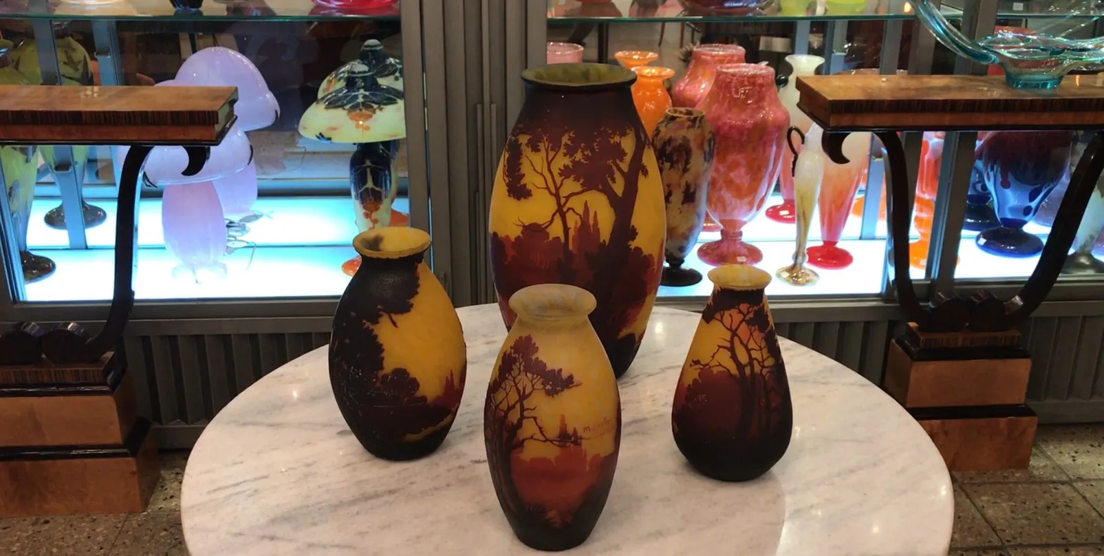 Conjunto de vasos antigos com pinturas de paisagens, assinados.